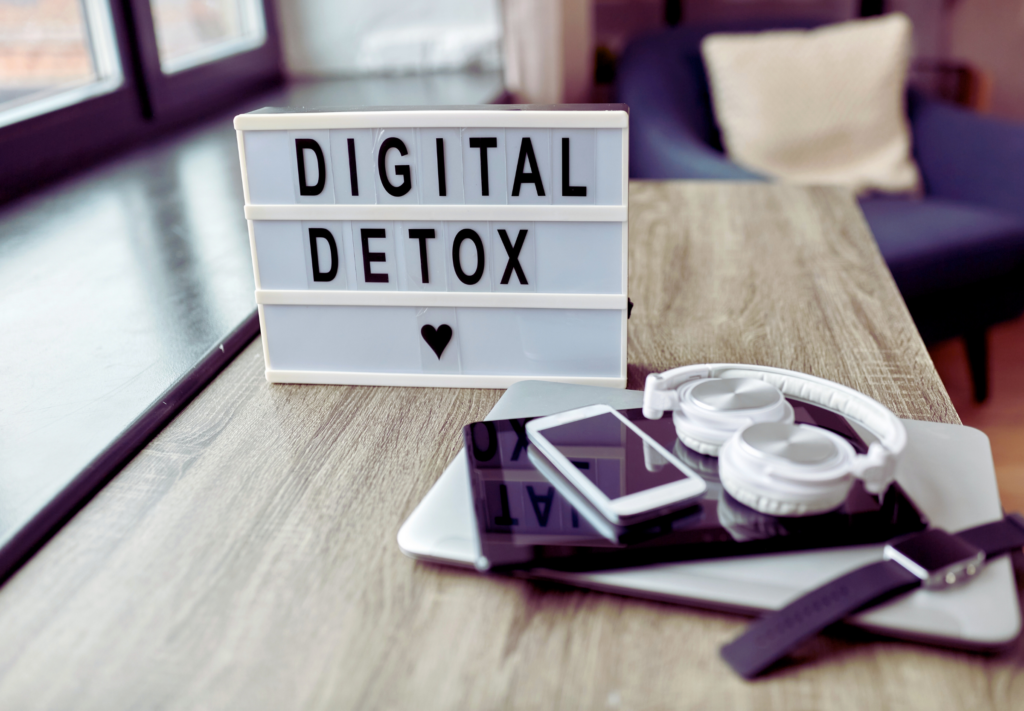 Cyfrowy Detoks: Jak Ograniczenie Czasu Online Wpływa na Nasze Samopoczucie