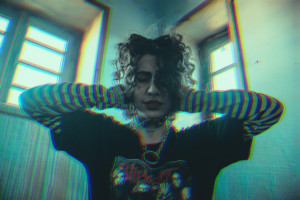 Paradoks naszych czasów: jesteśmy „zawsze online”, a jednak czujemy się samotni jak nigdy dotąd. Aż 68% dorosłych Polaków odczuwa samotność, a 23% przyznaje się do głębokiej izolacji społecznej. Do tego pandemia, wojna i kryzysy gospodarcze wyczerpały nasze zasoby emocjonalne.