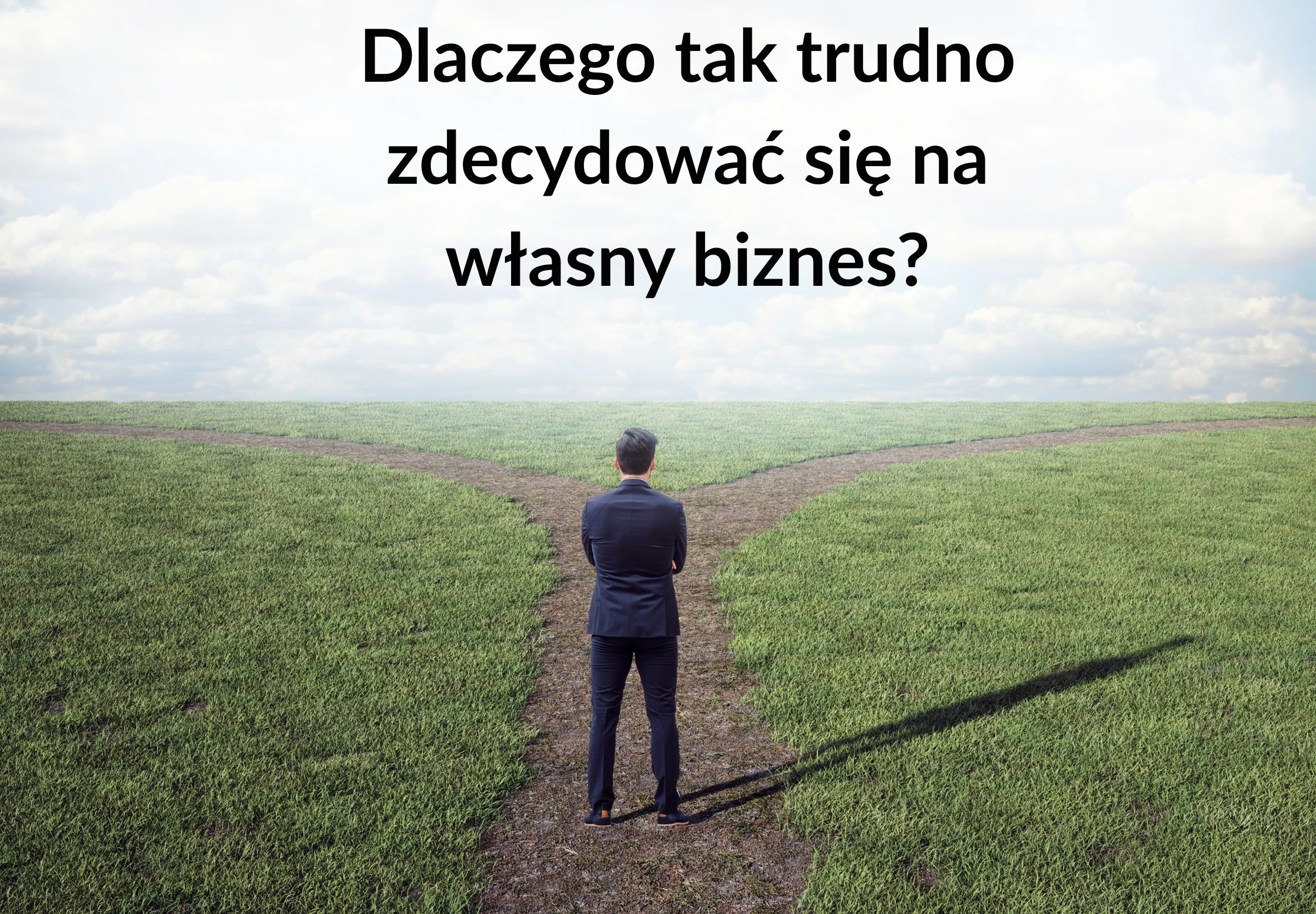 Mężczyzna stojący na rozdrożu symbolizujący decyzję o założeniu własnego biznesu i mentalność przedsiębiorcy