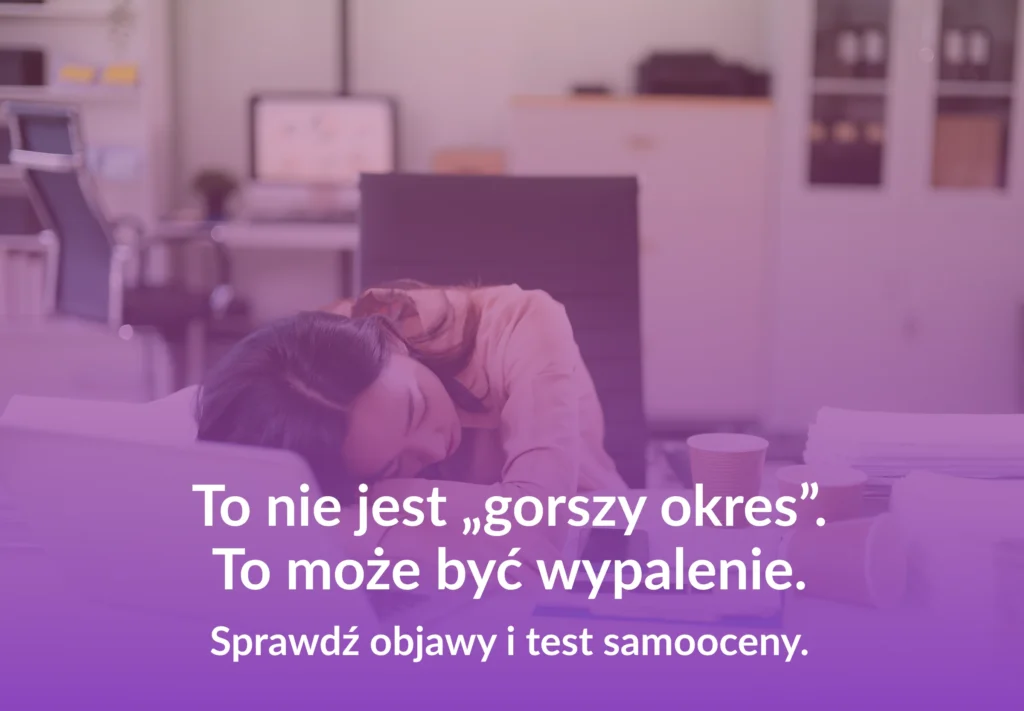 Osoba siedząca wieczorem przed komputerem, oświetlona światłem monitora – grafika do artykułu o wypaleniu zawodowym i jego objawach