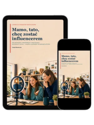 Nastolatka i matka nagrywające materiał telefonem w lampie pierścieniowej w domowym wnętrzu